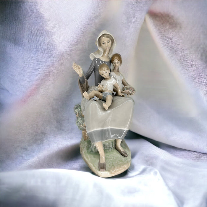 Retired Lladro Mother Figurine, Glazed, Made in Spain 15