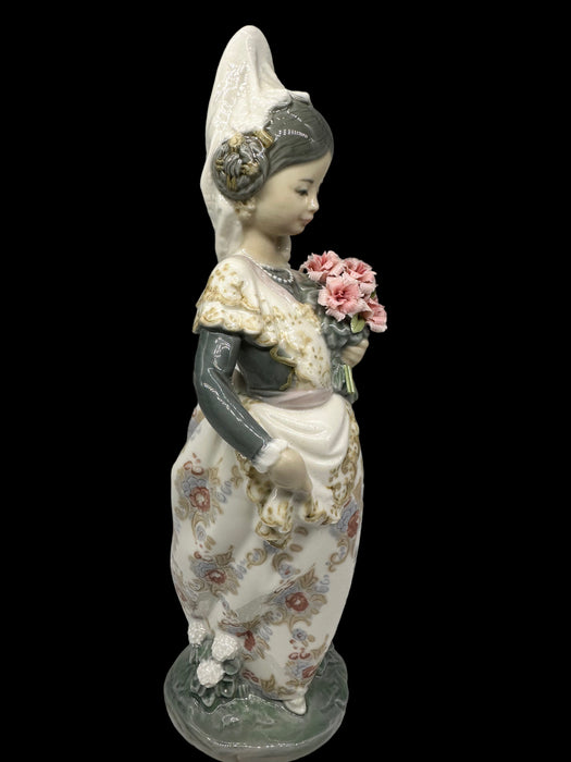 Retired Lladro VALENCIAN LADY, Valencianita El La Ofrenda,Hand Made, Hand  Painted Porcelain Figurine Made In Spain. 9.5 inch