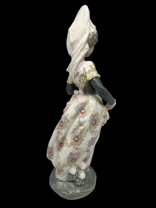 Retired Lladro VALENCIAN LADY,  Valencianita El La Ofrenda, Hand Made, Hand Painted Porcelain Figurine  Made In Spain. 9.5 inch-EZ Jewelry and Decor