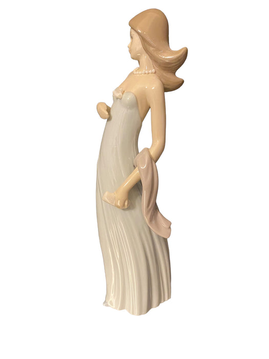 Vintage Lladro Ingenue Woman Figurine, Porcelain Figurine Handmade In Spain in Original Box-EZ Jewelry and Decor